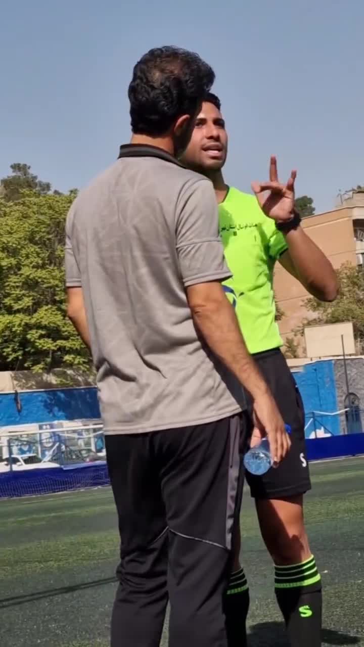   عصبانیت و فریاد کشیدن محمد سیانکی کنار زمین به عنوان سرمربی بر سر بازیکنش برای اجرای دستورات تاکتیکی!
