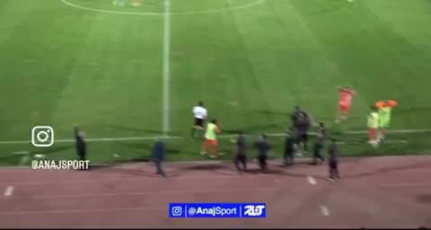   گل بی‌نظیر بازیکن مس سونگون با ضربه آکروباتیک؛ وقتی پرچم کمک داور همه چیز را پرپر کرد!