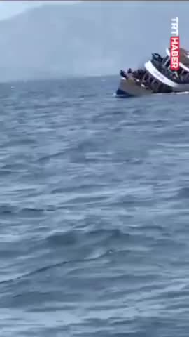   لحظه دلخراش واژگونی یک قایق با 78 مسافر