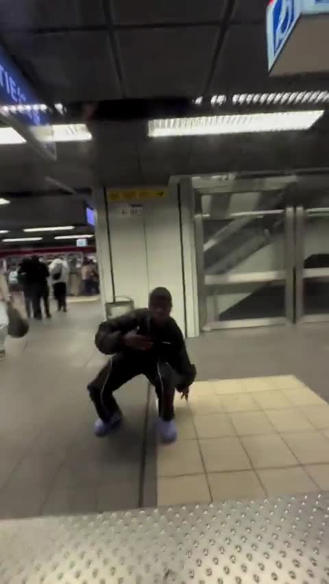   لحظه هُل دادن خشن یک مسافر سیاه‌پوست از داخل مترو توسط یک فرد نژادپرست!