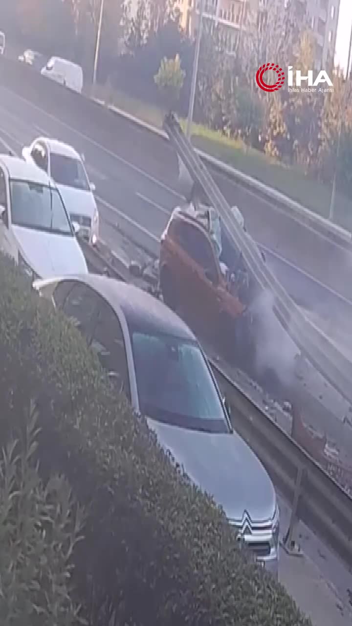   لحظه برخورد هولناک خودروی سواری با گاردریل وسط جاده!