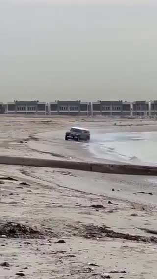   نتیجه فاجعه‌بار حرکات نمایشی کنار ساحل؛ کله معلق زدن FJ کروز و بیرون پرت شدن راننده!