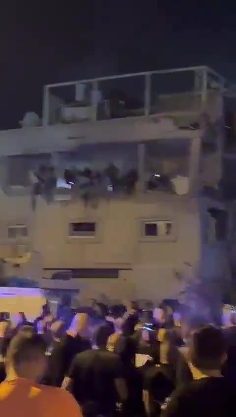   تصاویری تازه از محل اصابت موشک‌ حزب‌الله به تل‌آویو