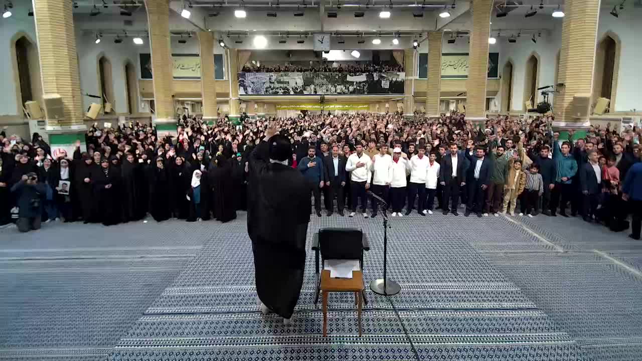 لحظه ورود رهبر انقلاب به حسینیه امام خمینی (ره) و آغاز دیدار هزاران نفر از دانش‌آموزان و دانشجویان