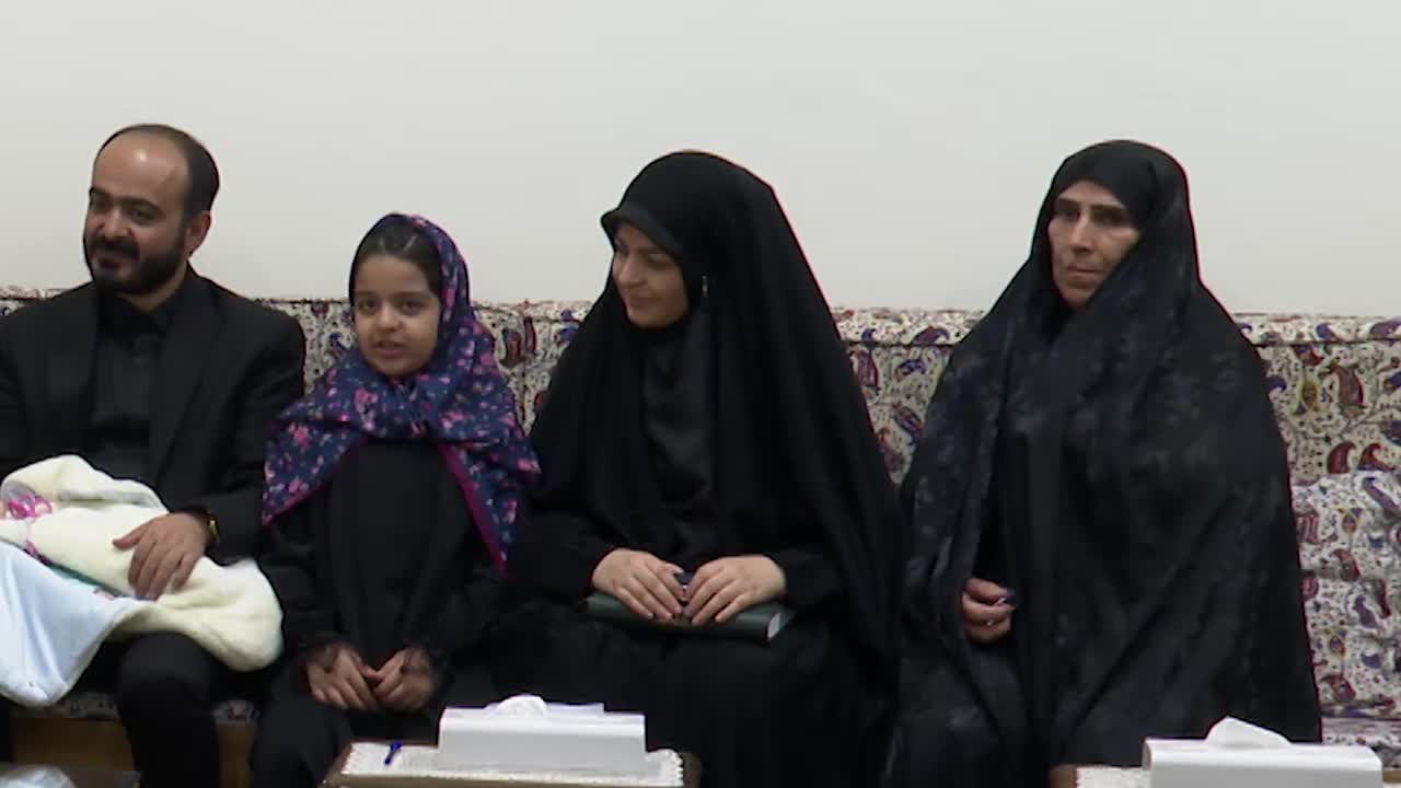   بوسه رهبر انقلاب بر دختر شهید حمزه جهاندیده