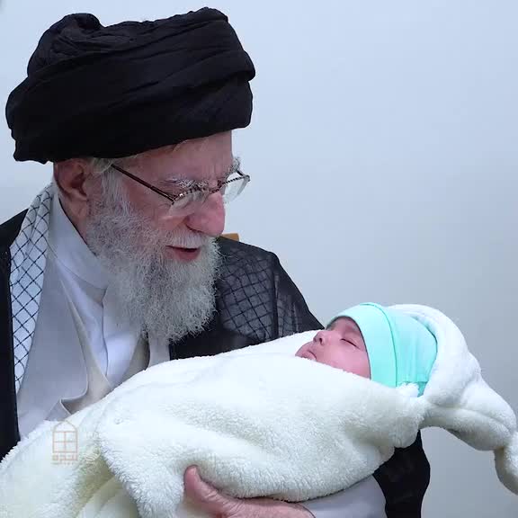   قرائت اذان و اقامه توسط رهبر انقلاب در گوش نوزاد شهید جهاندیده