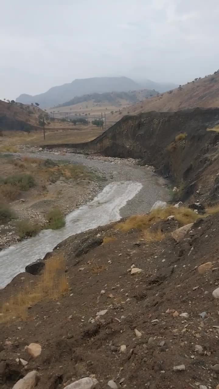   لحظه شروع سیل در رودخانه گاودول، شهرستان هلیلان استان ایلام