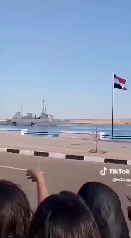   لحظه عبور ناو اسرائیلی از کانال سوئز و حفاظت نیروهای ویژه مصر از آن!