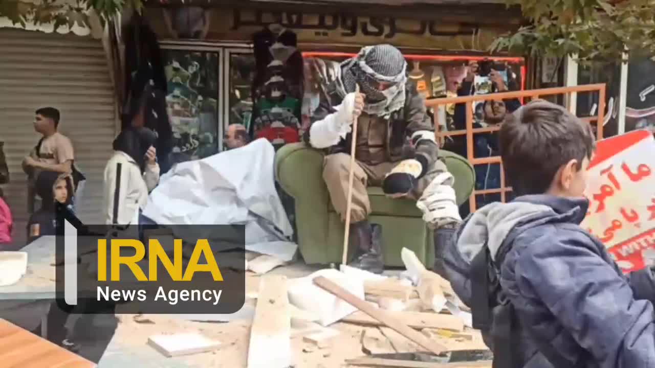   بازسازی لحظه شهادت یحیی سنوار در راهپیمایی یوم‌الله ۱۳ آبان در زنجان