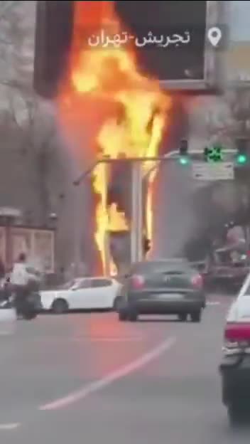   لحظه آتش گرفتن بیلبورد تبلیغاتی در میدان قدس تجریش تهران