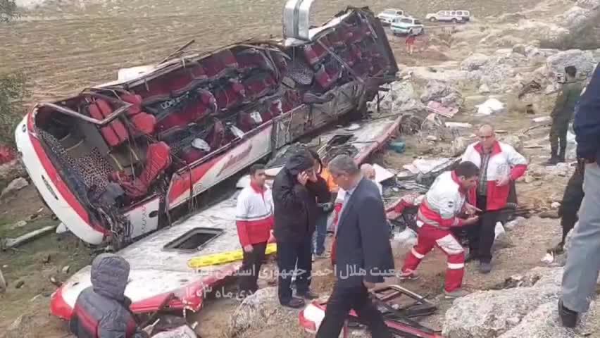   تصاویر جدید از سقوط مرگبار اتوبوس به داخل دره در لرستان
