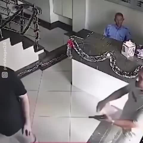   واکنش شوکه‌کننده مسئول یک هتل حین سرقت مسلحانه از یک جهانگرد وسط هتل!