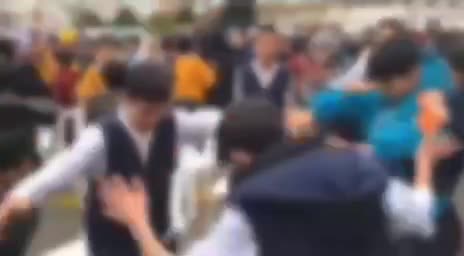 رقص دستهجمعی دانشآموزان در یک مدرسه جنجالی شد