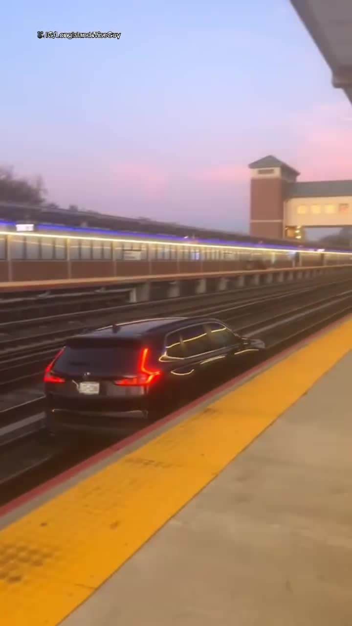   رانندگی جنون‌آمیز راننده خودروی شاسی بلند روی ریل راه آهن