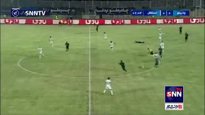   زمین خوردن داور بازی استقلال و چادرملو پس از جاخالی دادن