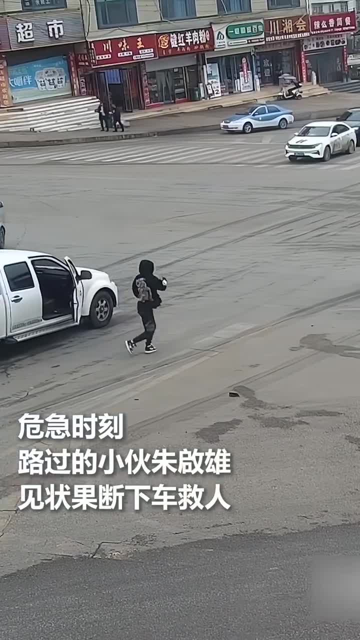   واکنش بی‌نظیر یک جوان بعد از تصادف شدید کامیون با تریلی در ورودی آزادراه