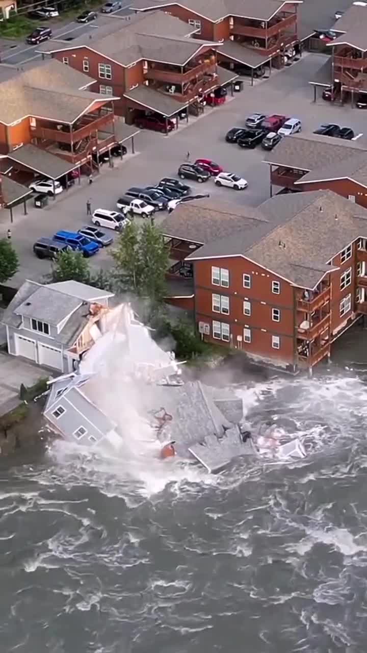   لحظه هولناک متلاشی شدن یک خانه ویلایی در مسیر طغیان رودخانه در آلاسکا