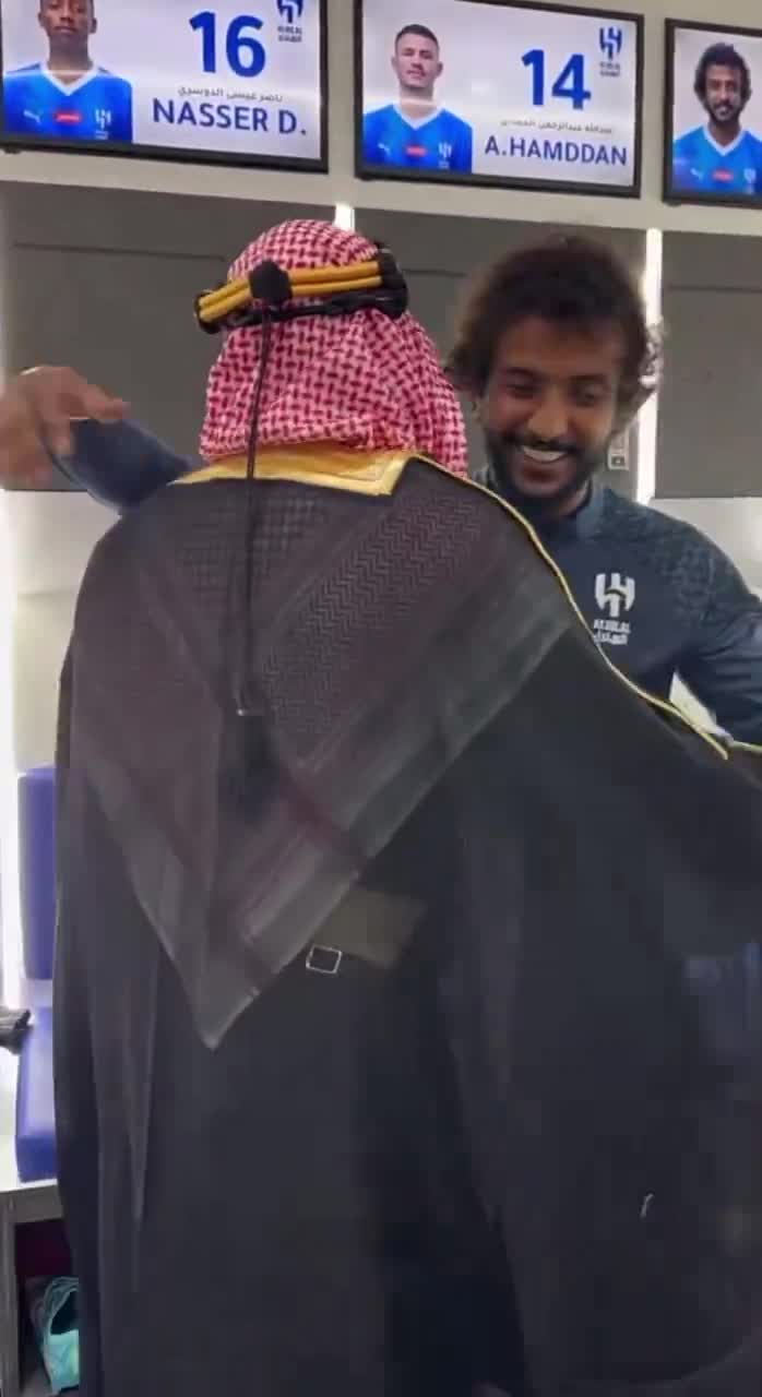 حضور نیمار با لباس مخصوص عربی