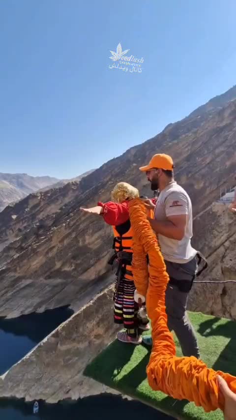 پرش دیدنی خانم ۵۸ ساله خوزستانی از پل کارون چهار