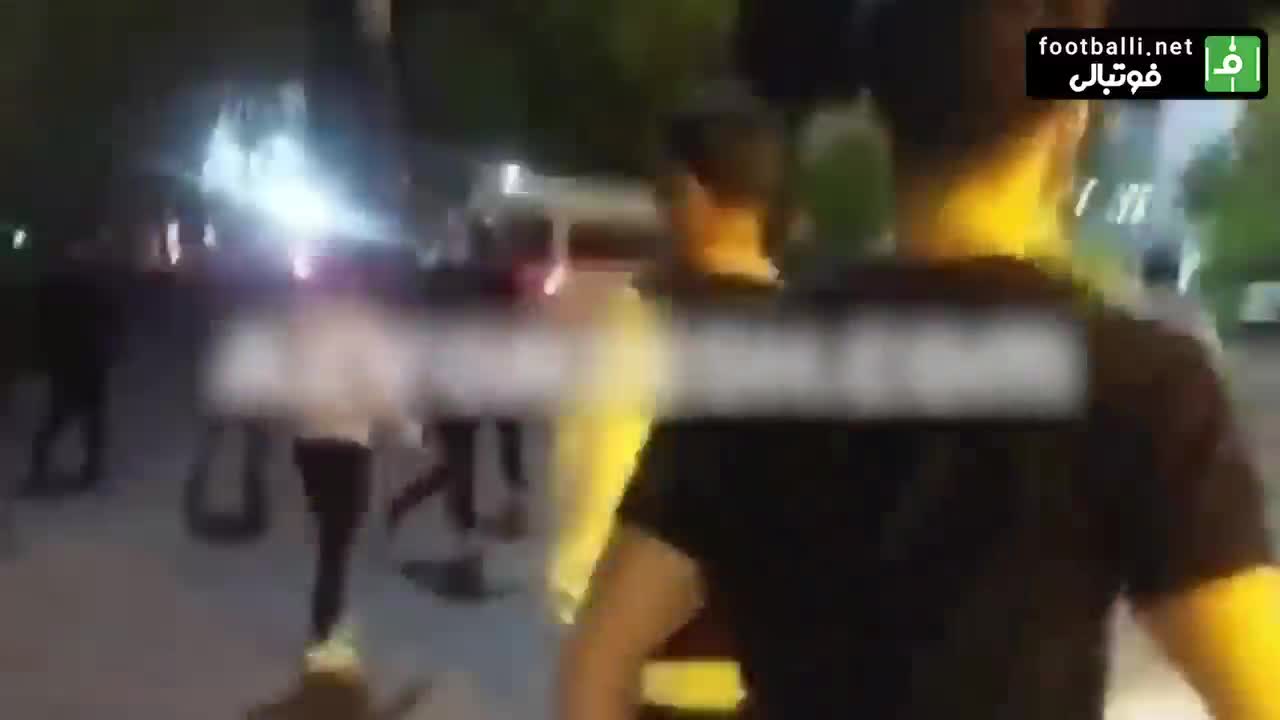 حمله هواداران تراکتور به ون در فرودگاه تبریز