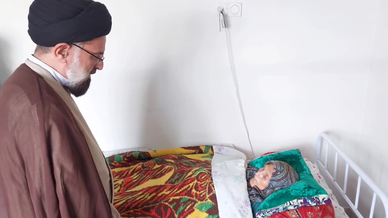 دیدار حضرت حجة الاسلام و المسلمین دانا با مادر چهار شهید