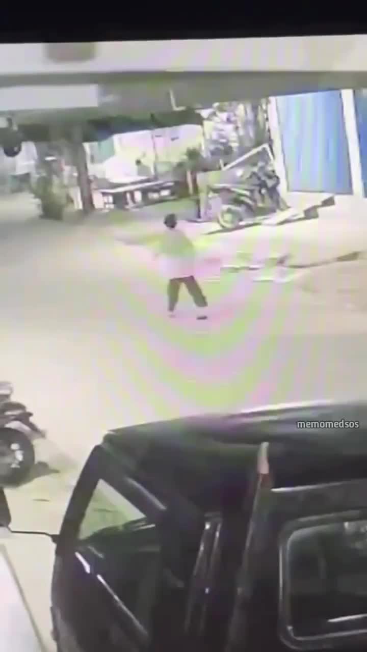 لحظه آتش زدن یک کامیون توسط یک بچه