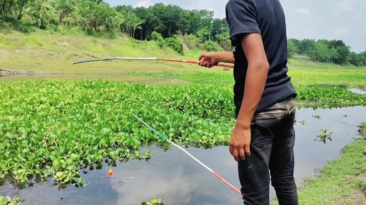 ماهیگیری زیبا با قلاب و پلاستیک و شناور پلاستیکی