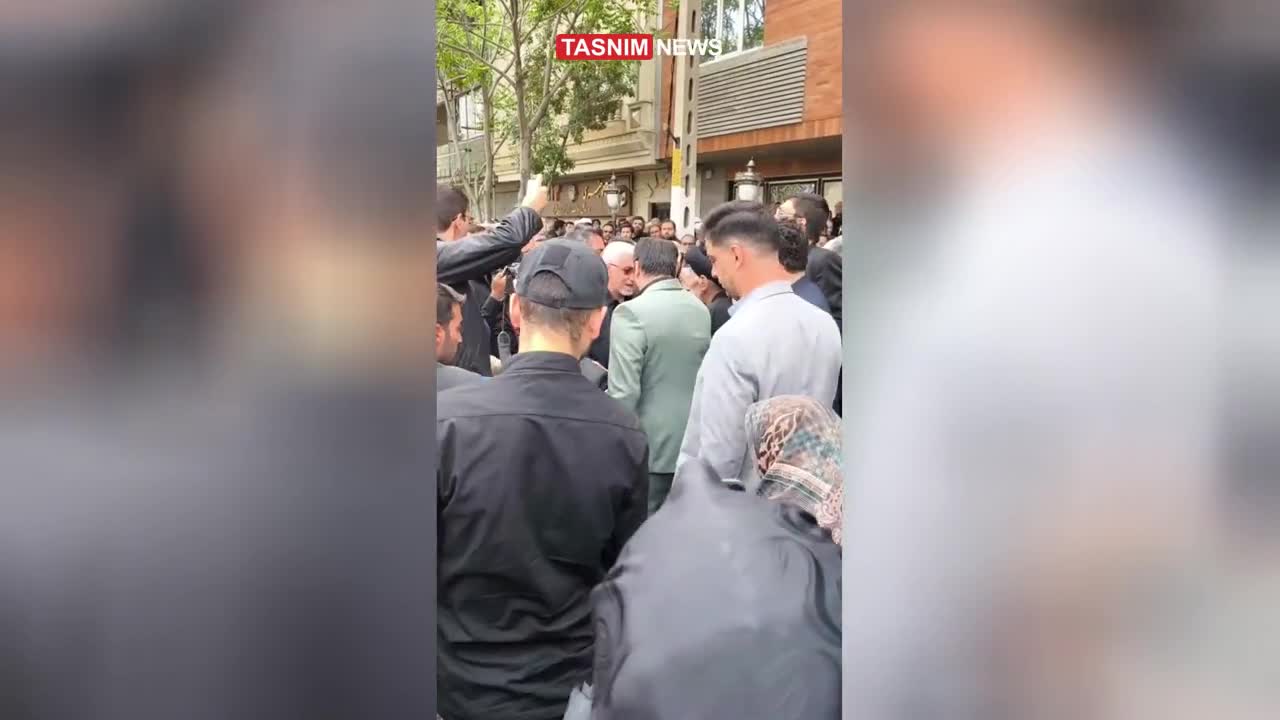 پدر آیت الله سیدمحمدعلی آل‌هاشم با حضور در میان مردم داغدار تبریز به استقبال پسر شهیدش می‌رود