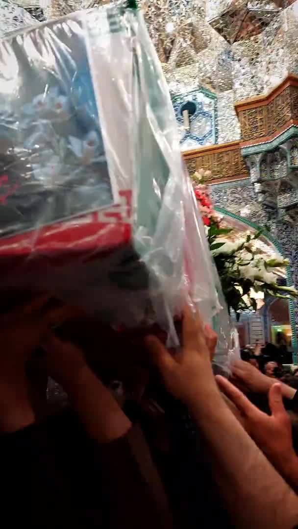 لحظه طواف پیکر مطهر شهدای خدمت در حرم مطهر حضرت معصومه