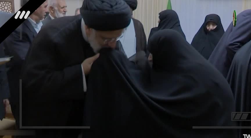 بوسه شهید رئیسی بر چادر مادر شهید -همراه با امام جمعه شهید تبریز