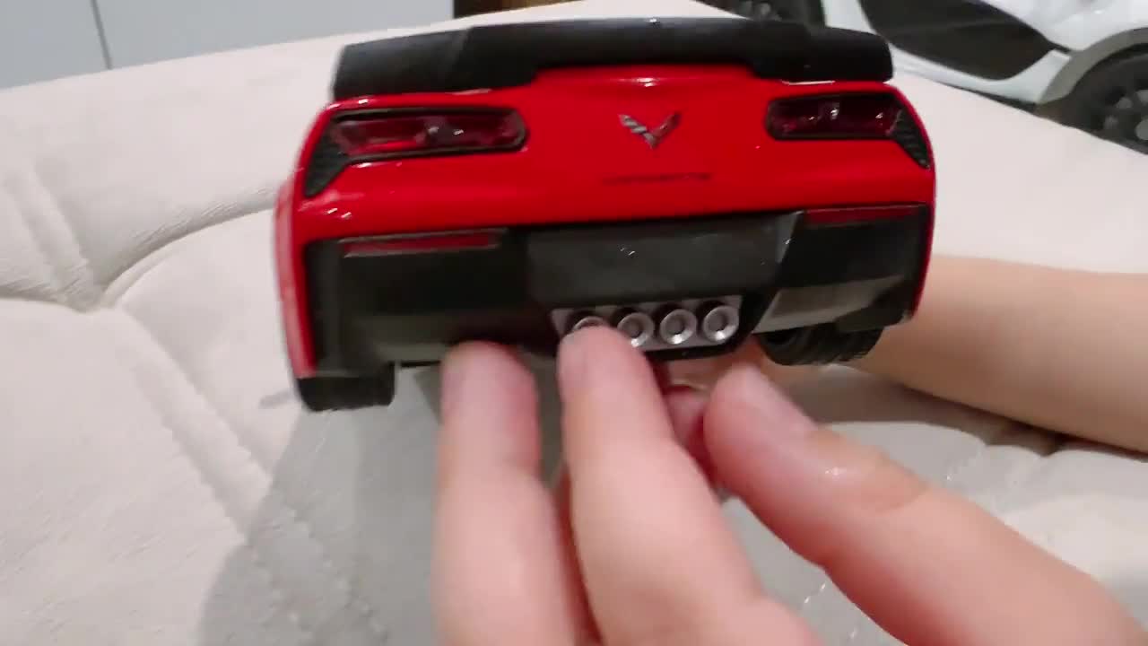 بررسی ماشین اسباب بازی شورولت کوروت 2017 قرمز 1:24