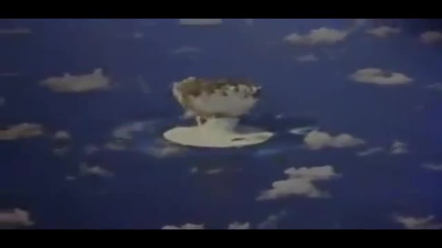 انفجار بمب اتمی در اقیانوس.