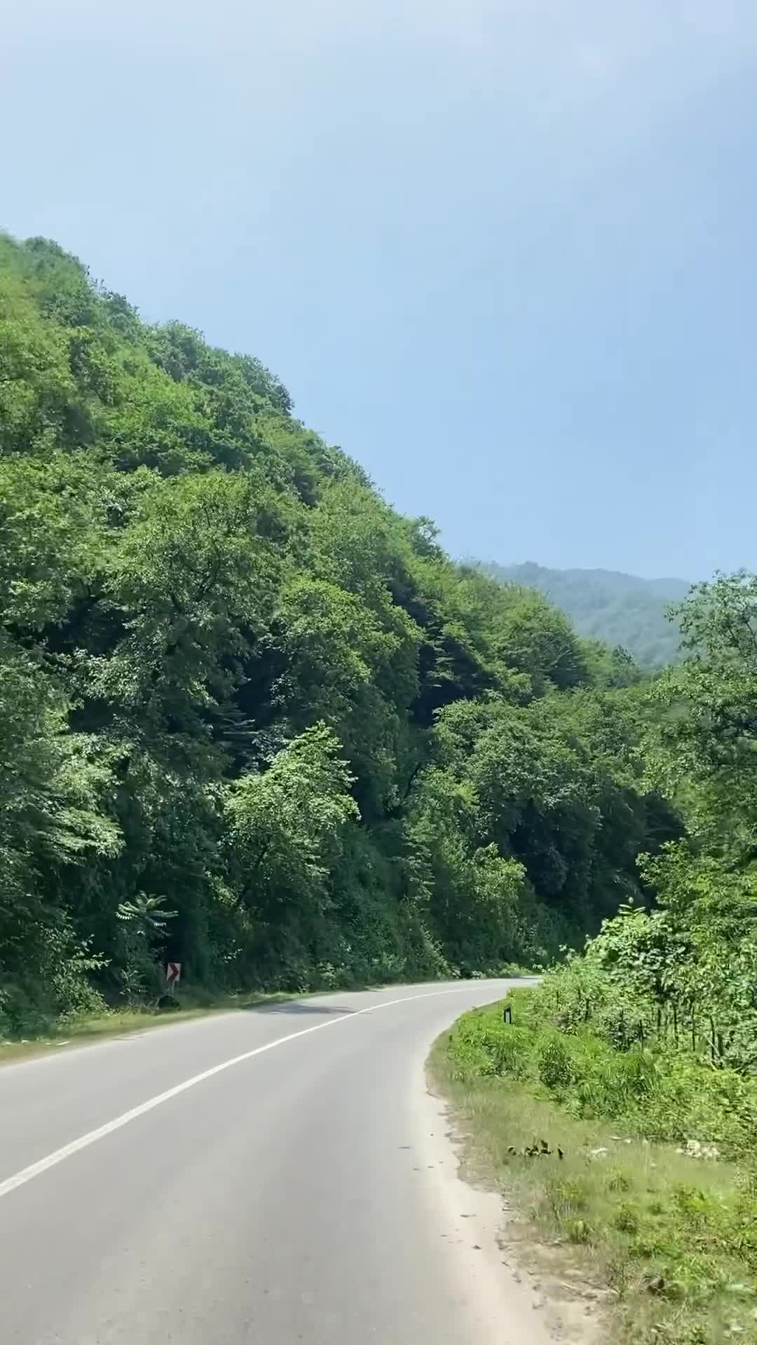 کنارم هستی و اما دلم تنگ میشه هر لحظه