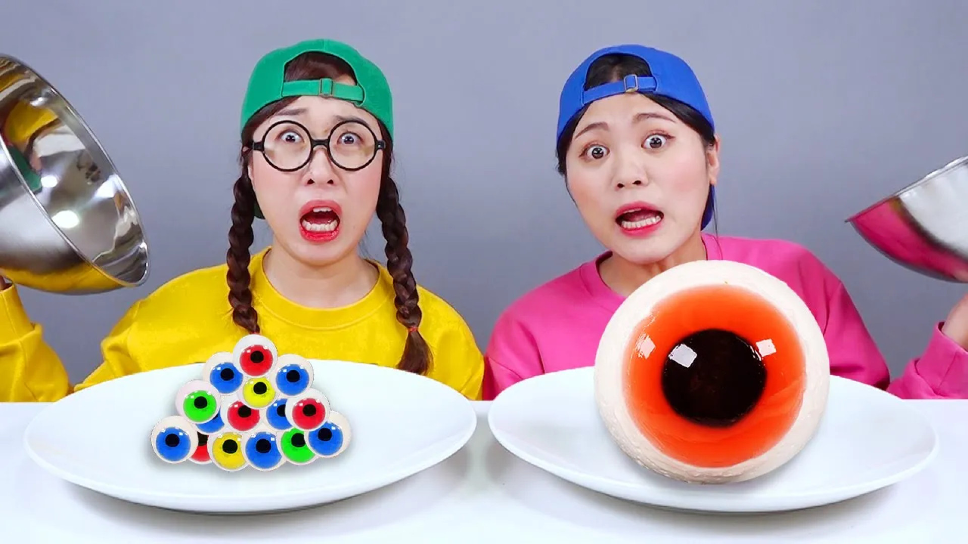 چالش غذایی دونا با ژله چشمی | چالش جالب غذای بزرگ و کوچک