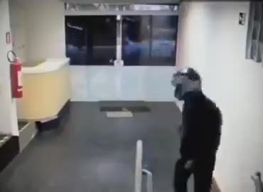 حمله زورگیر بدشانس به باشگاه رزمی!