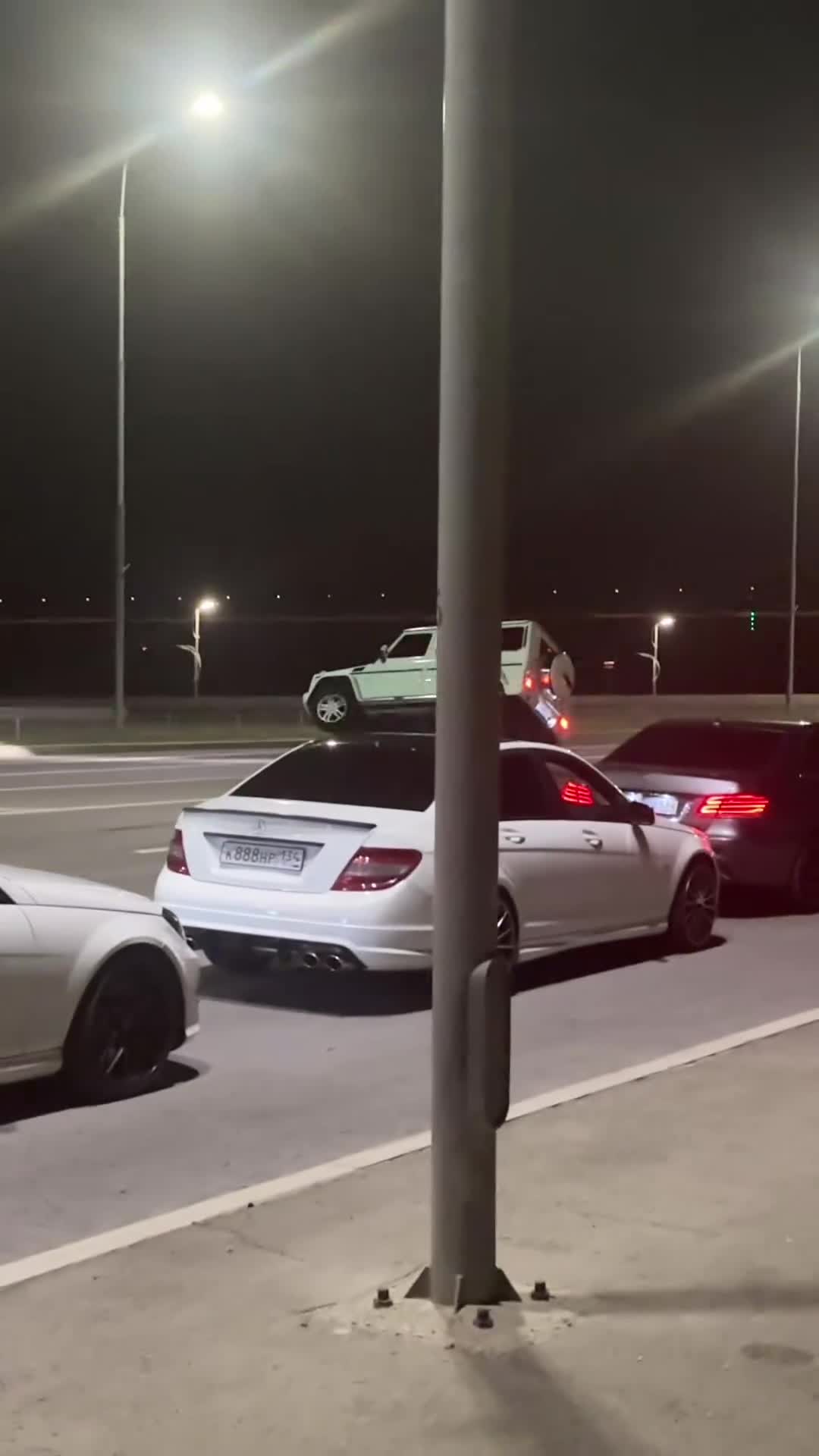 نتیجه فاجعه‌بار جوگیری و حرکات نمایشی؛ واژگونی سخت مرسدس بنز شاسی بلند!