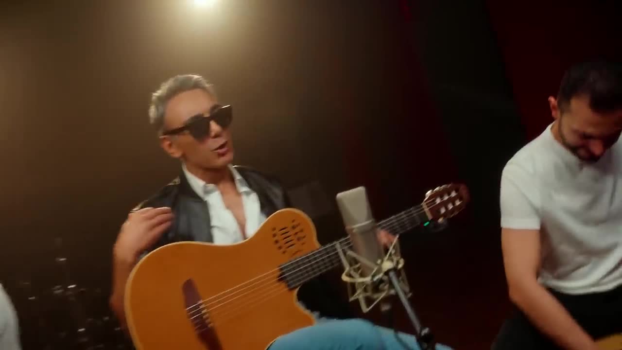 شعر بازم نشستی روبروم مات تماشای توام