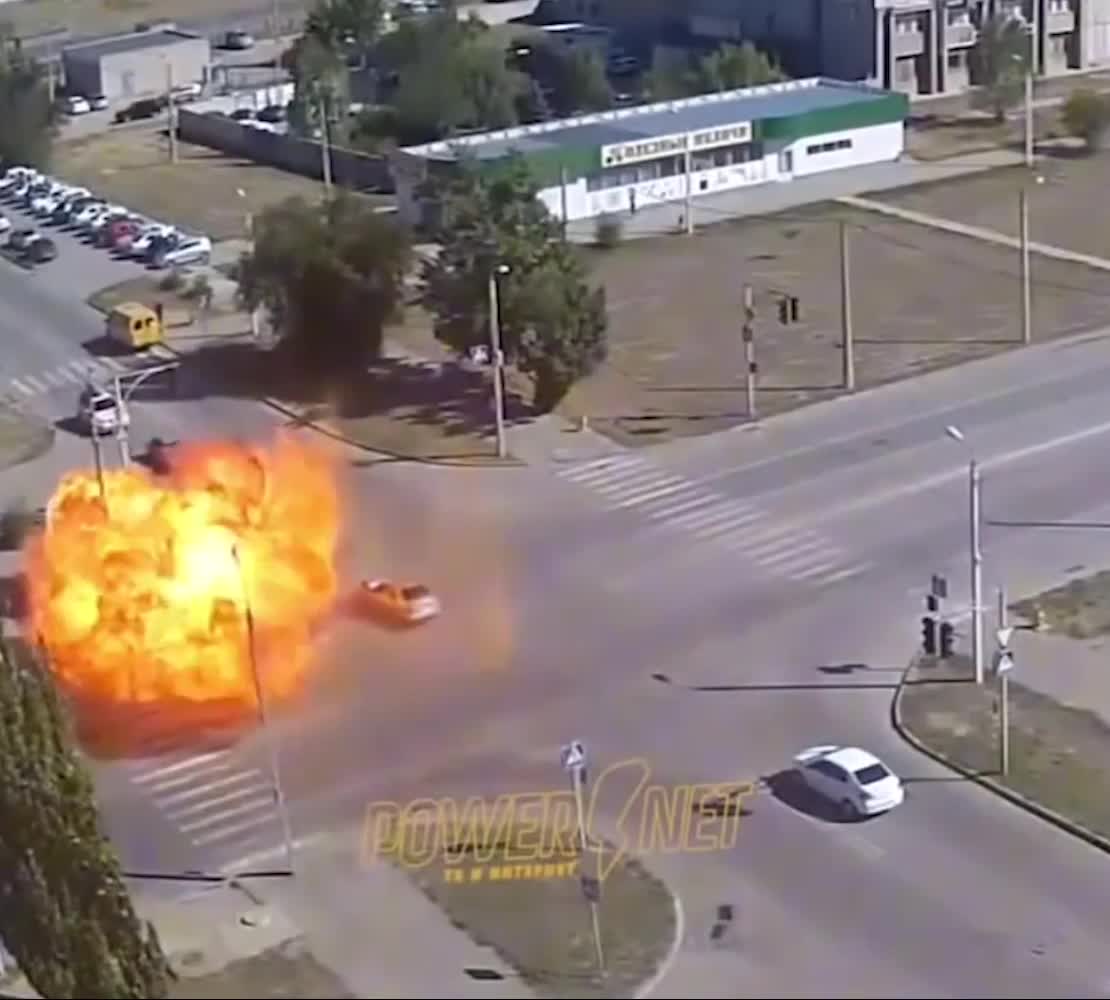 لحظه هولناک انفجار یک ون در لحظه برخورد با نیسان GT-R