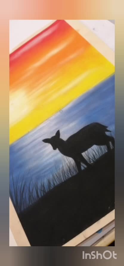 گوزنی کنار دریاچه در غروب آفتاب