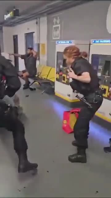 لگدهای پلیس فرودگاه منچستر به سر و صورت دو برادر مسلمان!