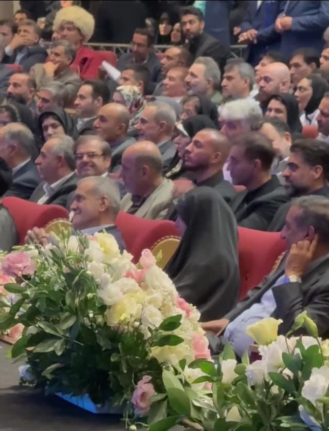 تشویق خانم زهرا پزشکیان توسط اعضای ستاد سراسر کشور در حضور پدرش