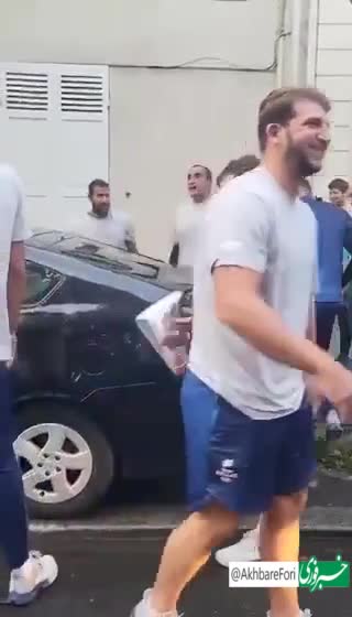 راه حل جالب بازیکنان یونان برای حل مشکل ترافیک و مسدودی جاده‌های پاریس!