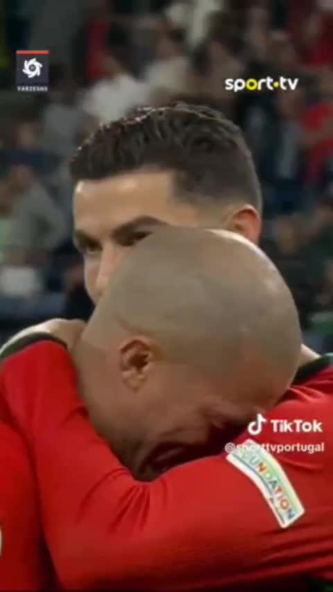 گریه په‌په در آغوش رونالدو پس از حذف پرتغال از یورو ۲۰۲۴