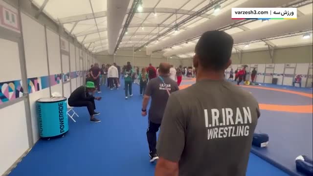 پیروزی رحمان عموزاده و کادر فنی که در شادی و شعف غرق شد