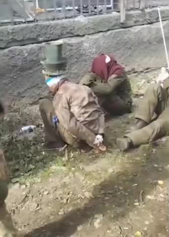 به دستور سربازهای اوکرانی در توالت فرنگی روی سر اسرای روس قرار گرفت!