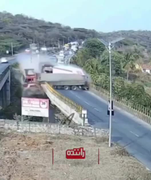 لحظه سقوط تریلی از روی پل در پی تصادف 3 تریلی در جاده!
