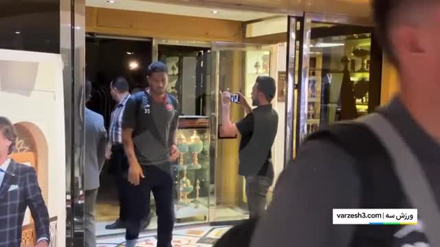 ویدیوی منتشر شده از لحظه ورود تيم پرسپوليس به محل اقامت خود در اراك