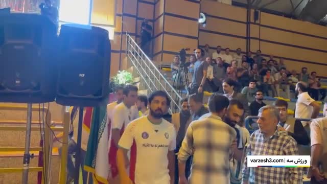 کلیپ لحظه ورود بازیکنان تیم هنرمندان و منتخب استقلال و پرسپولیس
