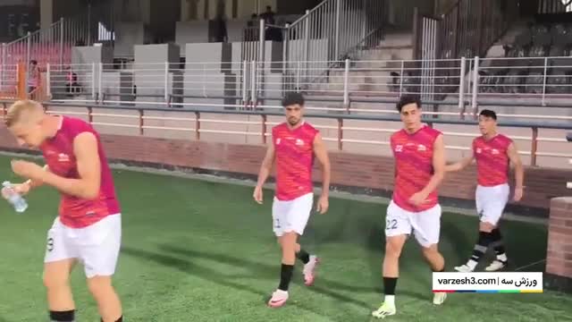 فیلم لحظه ورود ستاره‌های تیم تراکتور به زمین برای اولین بازی فصل