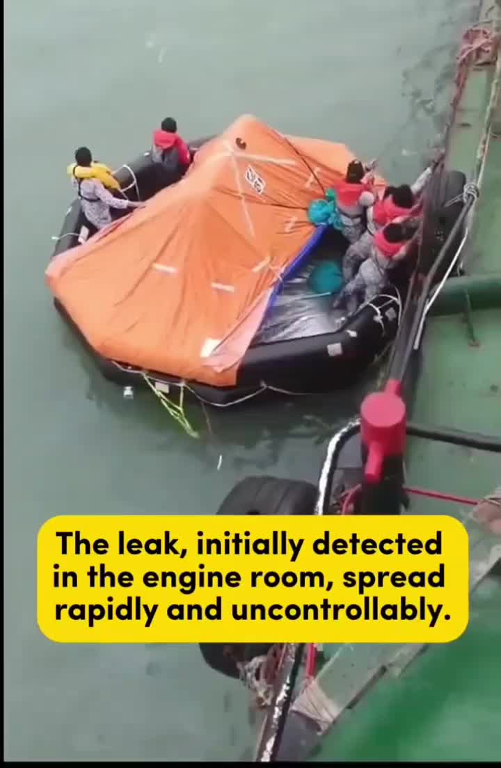   اولین تصاویر از غرق شدن ناو تهاجمی ارتش مالزی